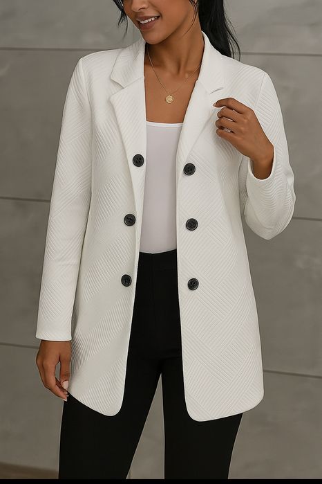 Елегантно бяло сако с черни копчета