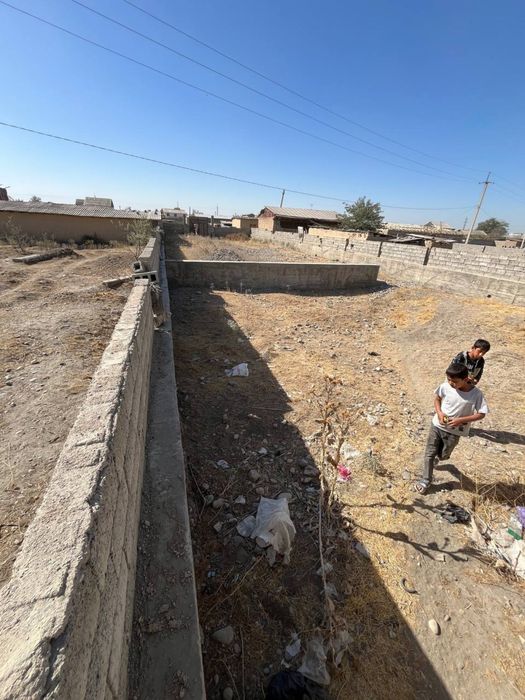 Ер сотилади .7.5 соток.Атрофи  девол билан уралган