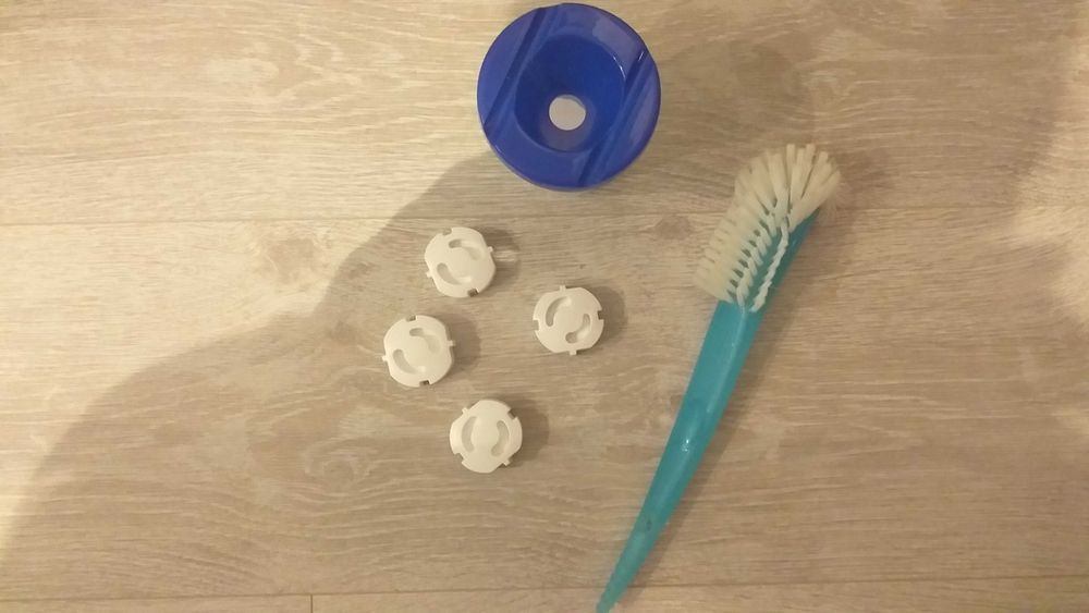 8 капачки за контакти+четка Авент за шишета и чаша-25лв.