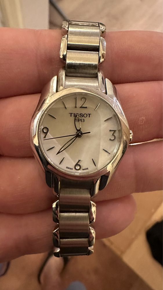 Оригинален дамски ръчен часовник  Марка: TISSOT  Модел: TD23210A