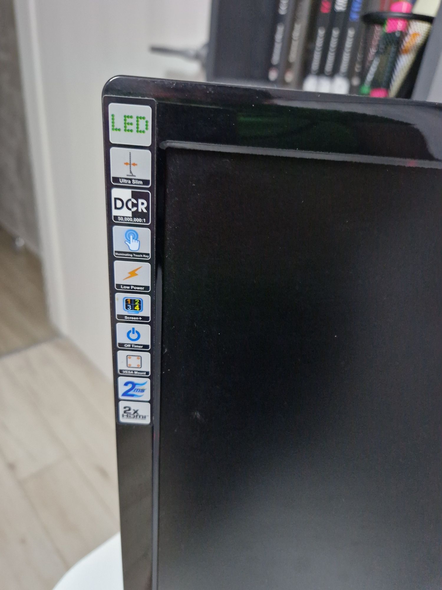 Monitor AOC LED.