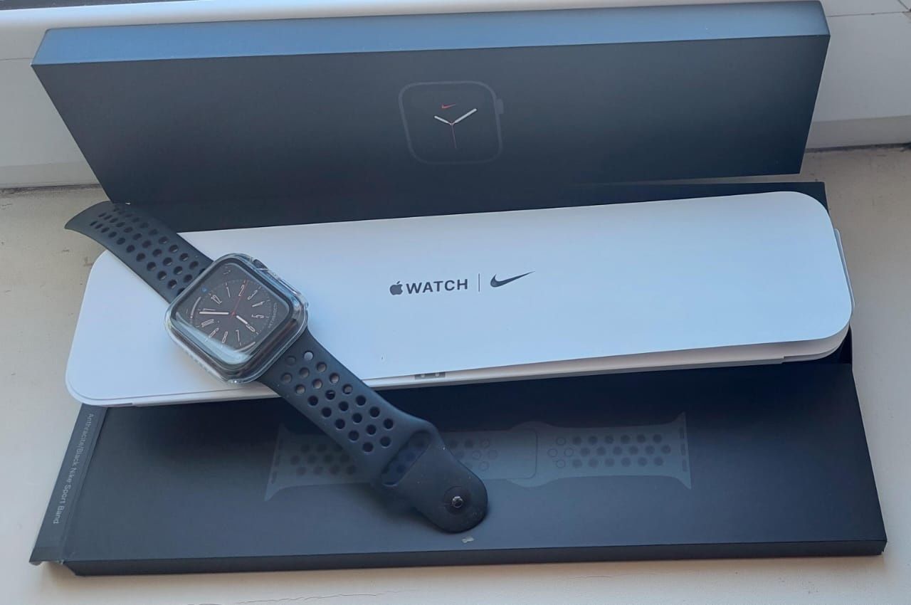 Apple Watch SE Nike ,В отличном состоянии.