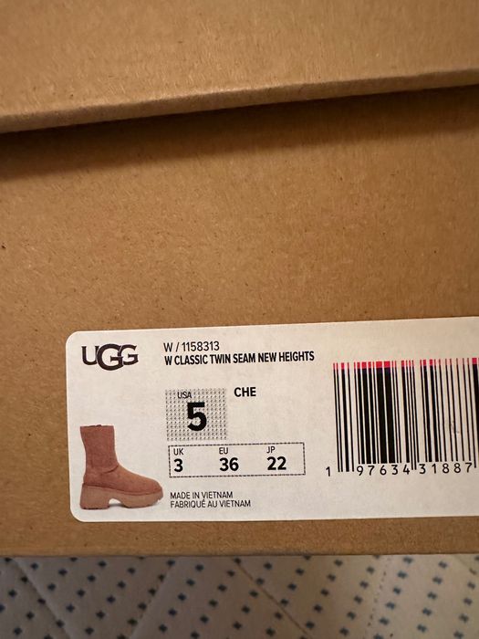 UGG Велурени ботуши до прасеца Classic Twin