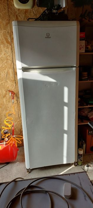 Vând frigider Indesit