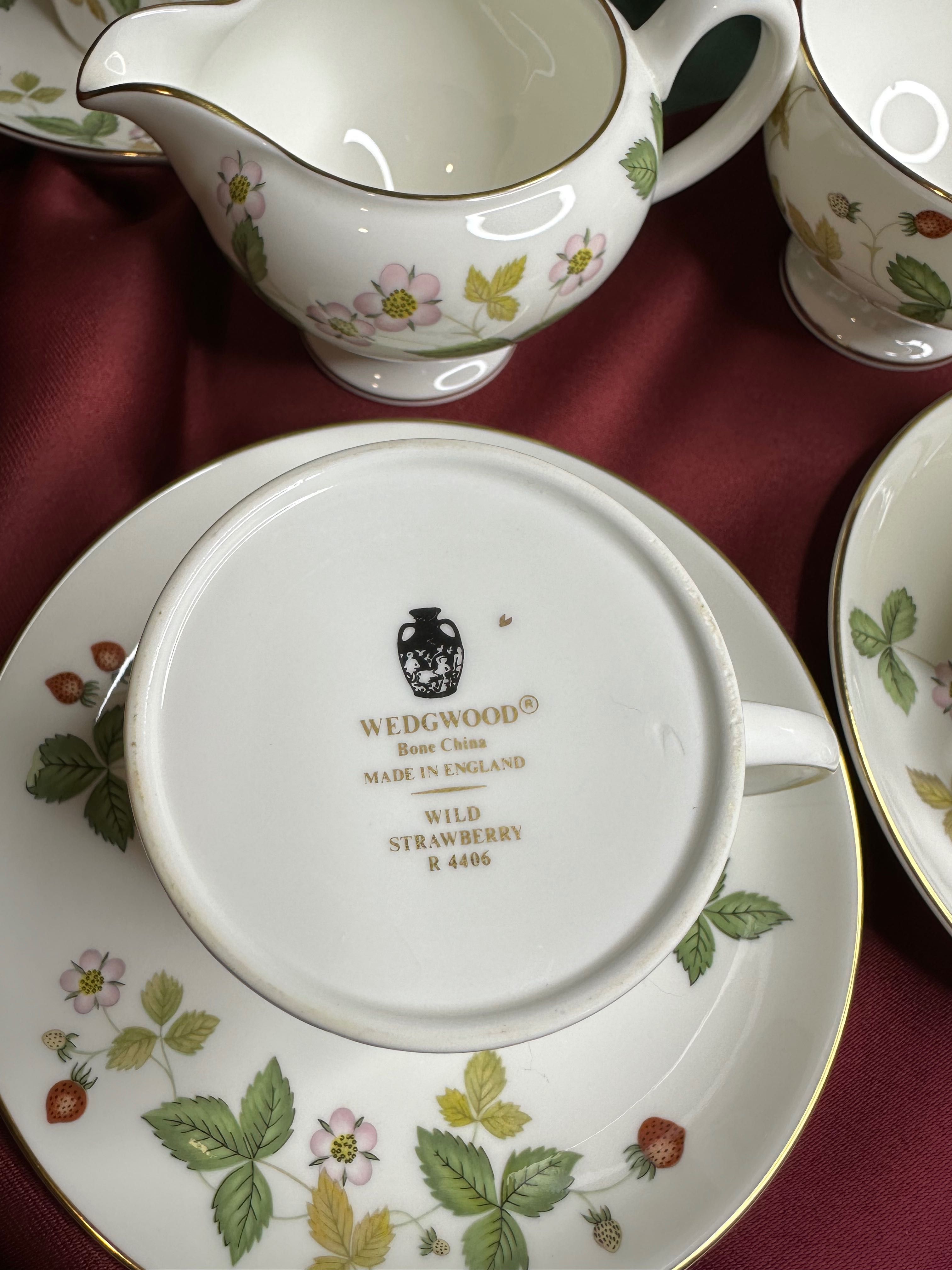 Wedgwood WILD STRAWBERRY- сервиз за кафе за 6 човека костен порцелан