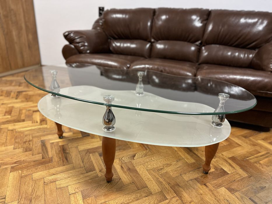 Холна стъкленa маса.