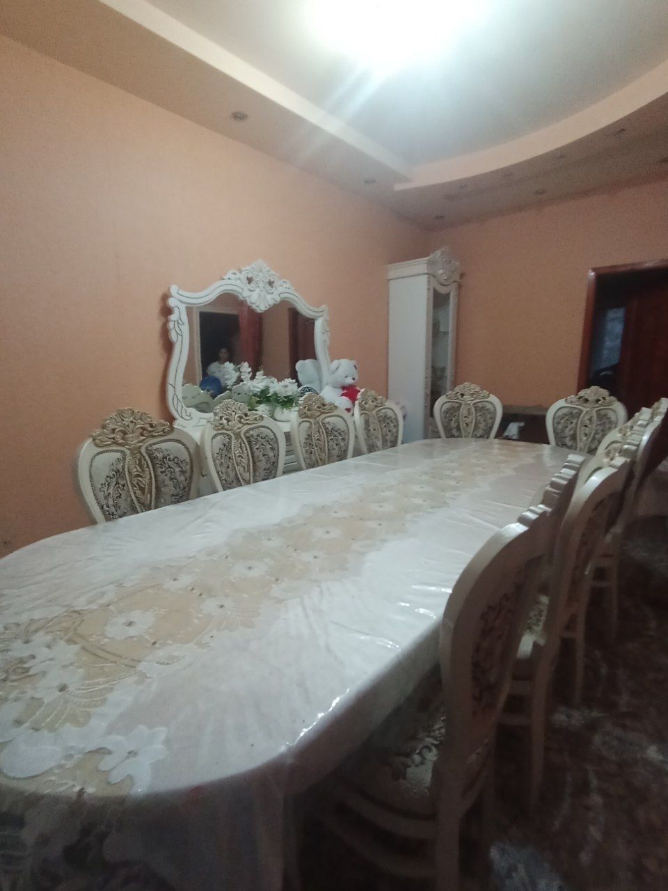 Mehmonxona uchun stol va stullar sotiladi