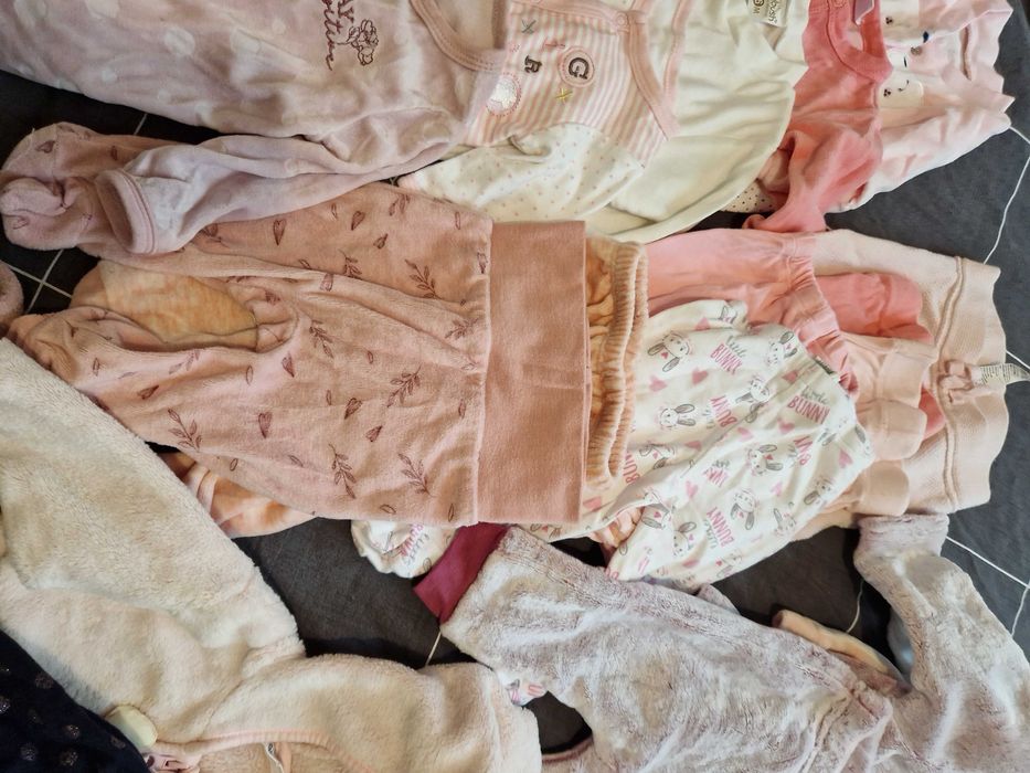 Vand lot hainute bebelina (tot ce se vede in poze), marimi 0-3 luni