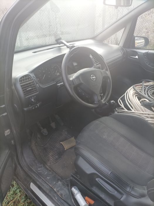 Опел Зафира на части