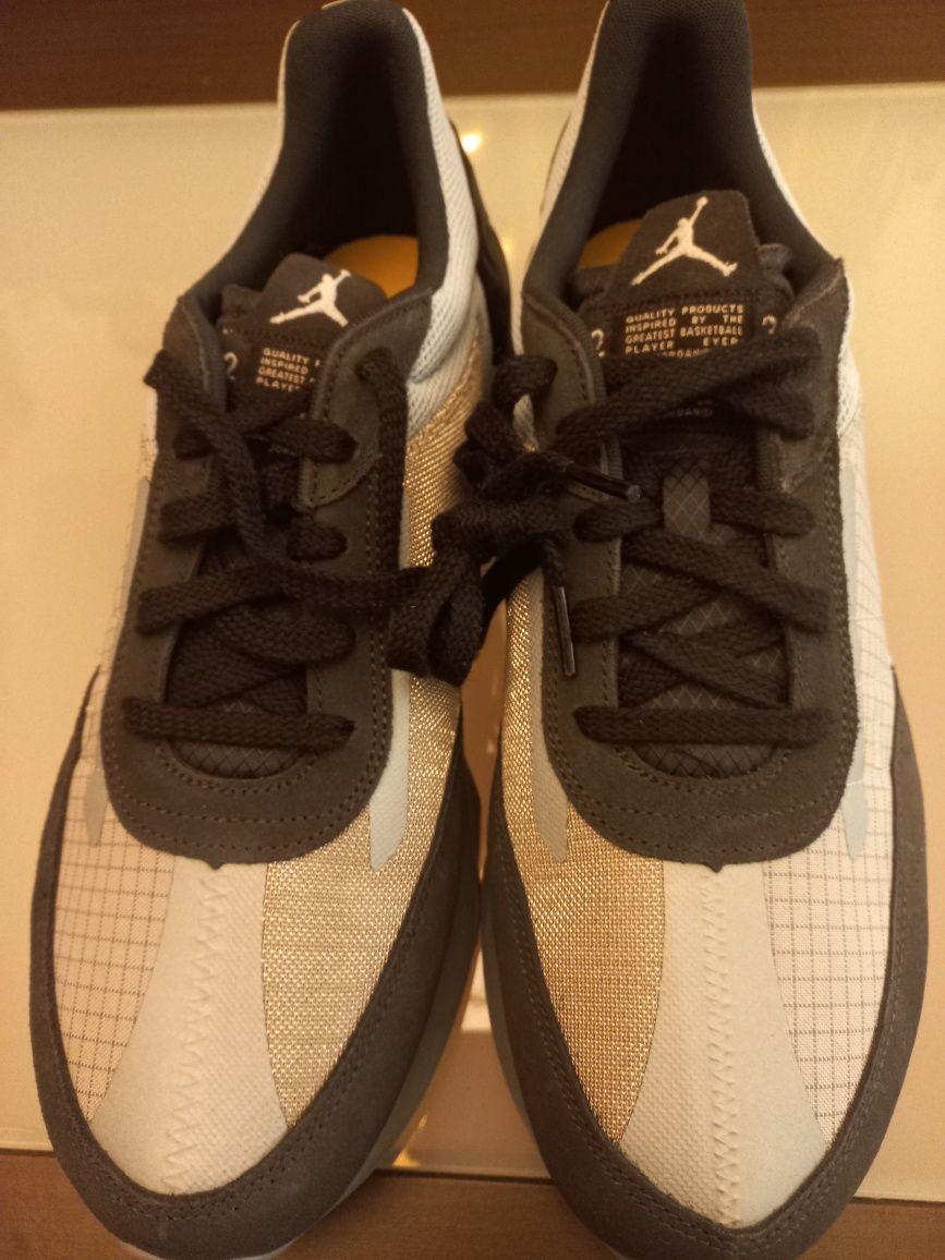 Vind Adidasi Nike Jordan