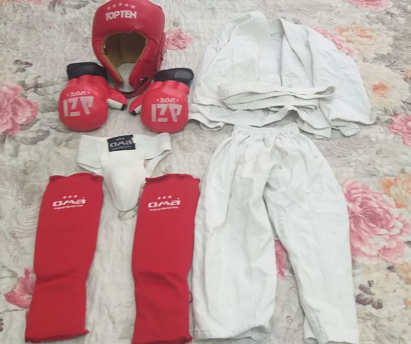 Комплект спортивные одежды.