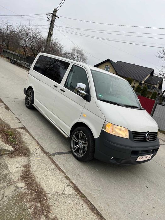 Vand Volkswagen Transporter T5 cu 6 locuri  motor 1.9 tdi