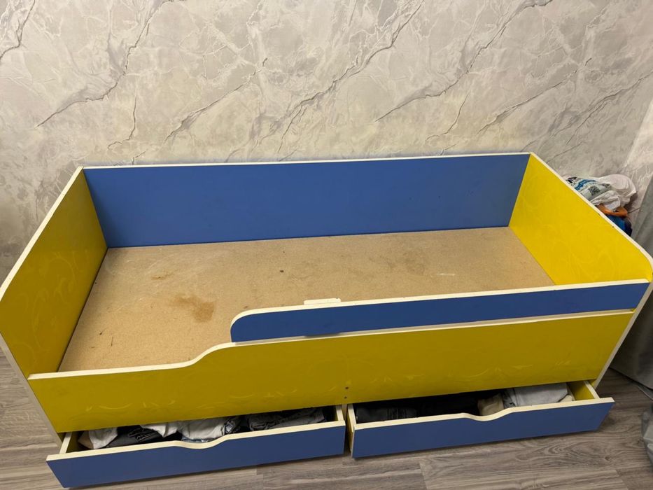 Детская кроват удобная стоит как новое не где нету минусов