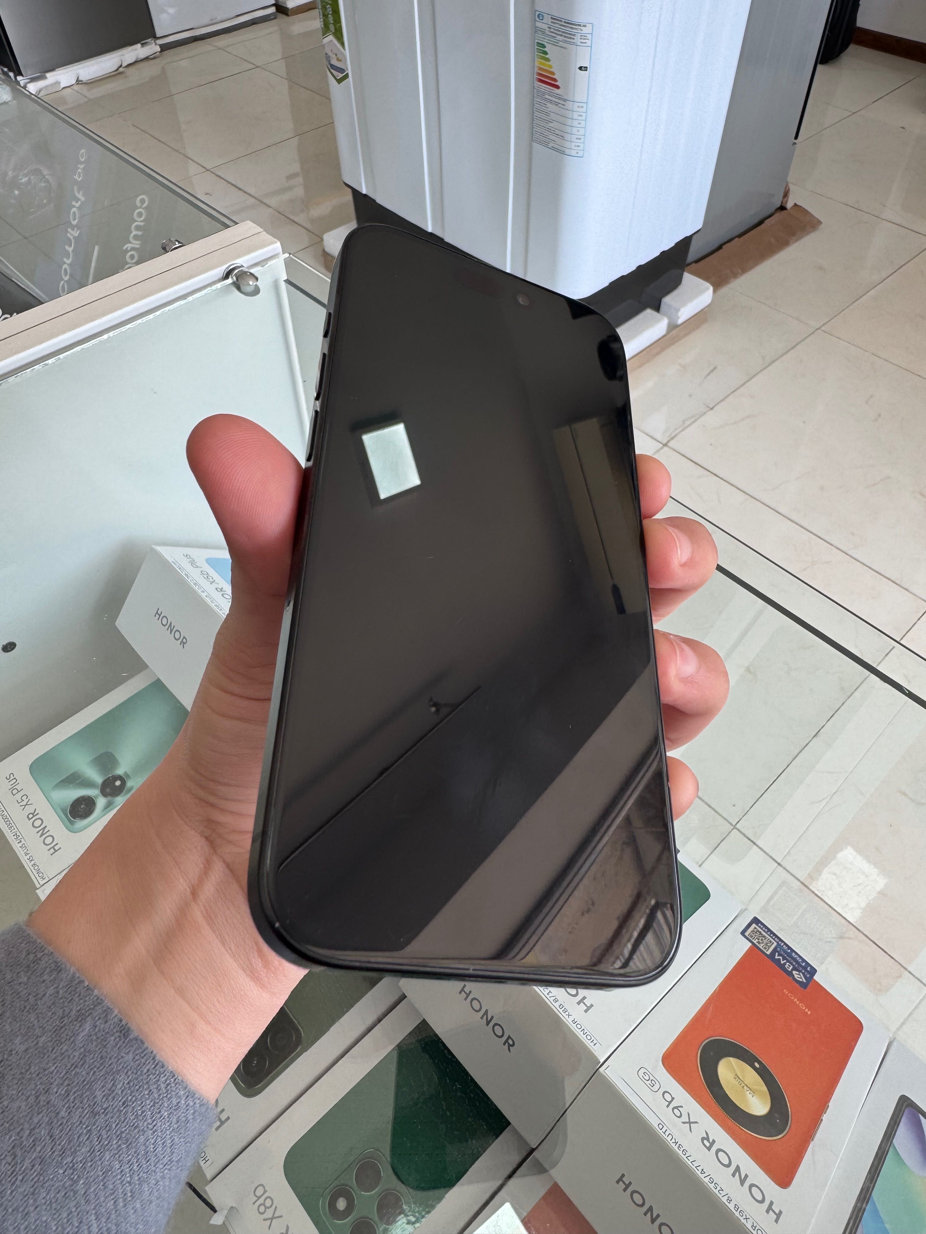 Navoiyliklar uchun phone 15 pro sotiladi yomks 90% 1 ta paspurtga