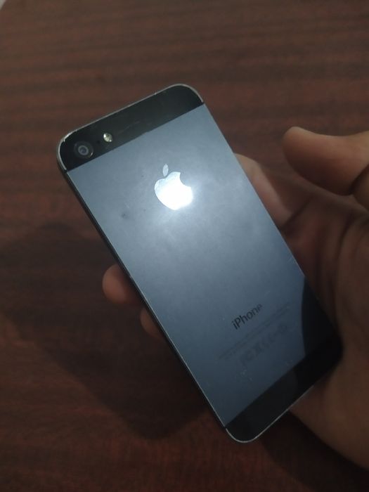 iPhone 5, Slate Black.