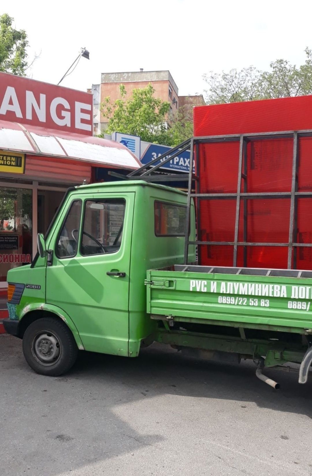 Бус за транспортни услуги,превози,стъкла дограма прозорци профили