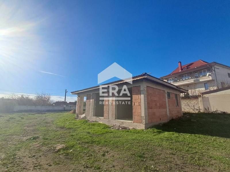 Едноетажна новострояща се къща за продажба, с двор, в с. Калиманци, на