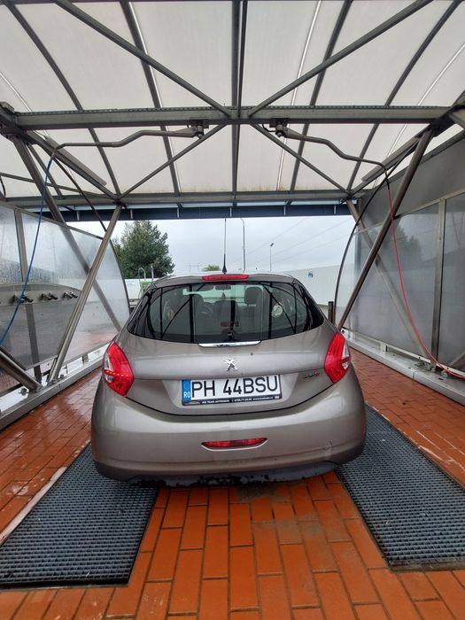 Peugeot 208 2012