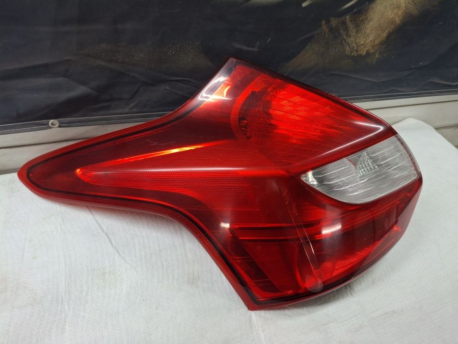 Stop lampa tripla stanga pe aripa Ford focus 2010