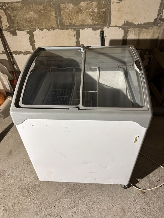 Продам морозильник витринный для магазинов