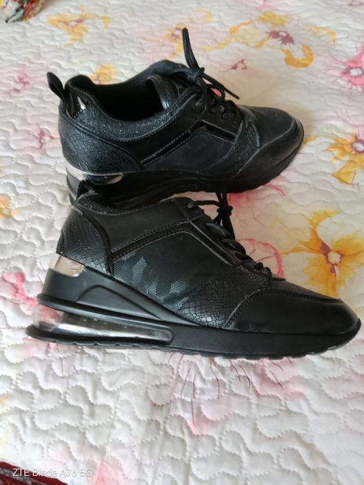 Спортни  обувки с повдигната пета