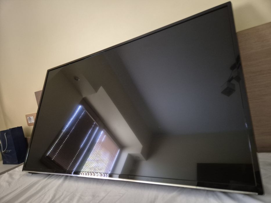 Doua televizoare smart full HD 108 cm Horizon aproape noi