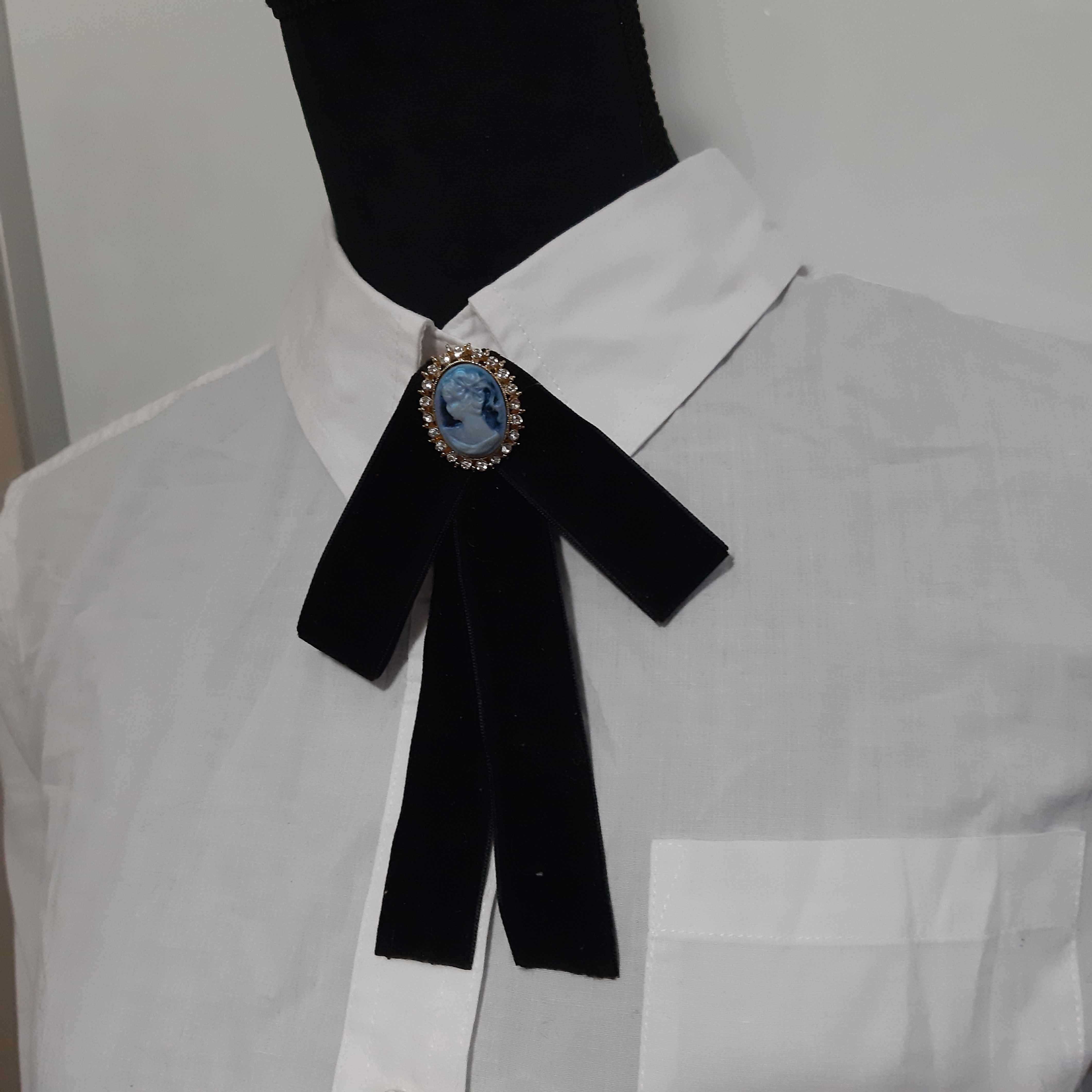 Brosa Meli Melo catifea neagra handmade cu camee