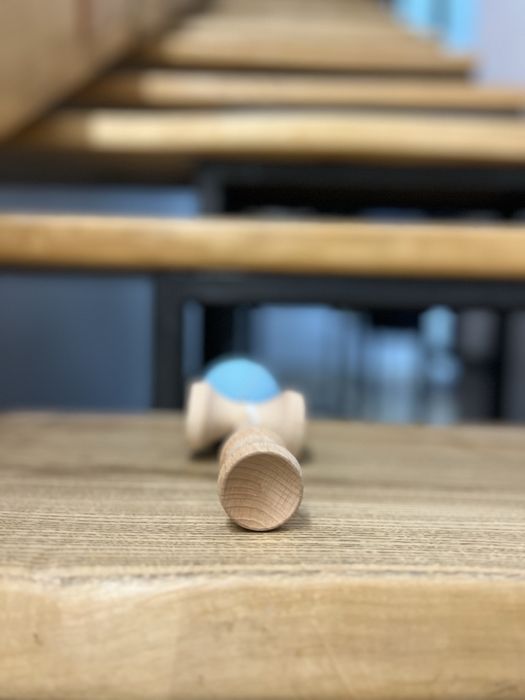 Kendama colorată în albastru