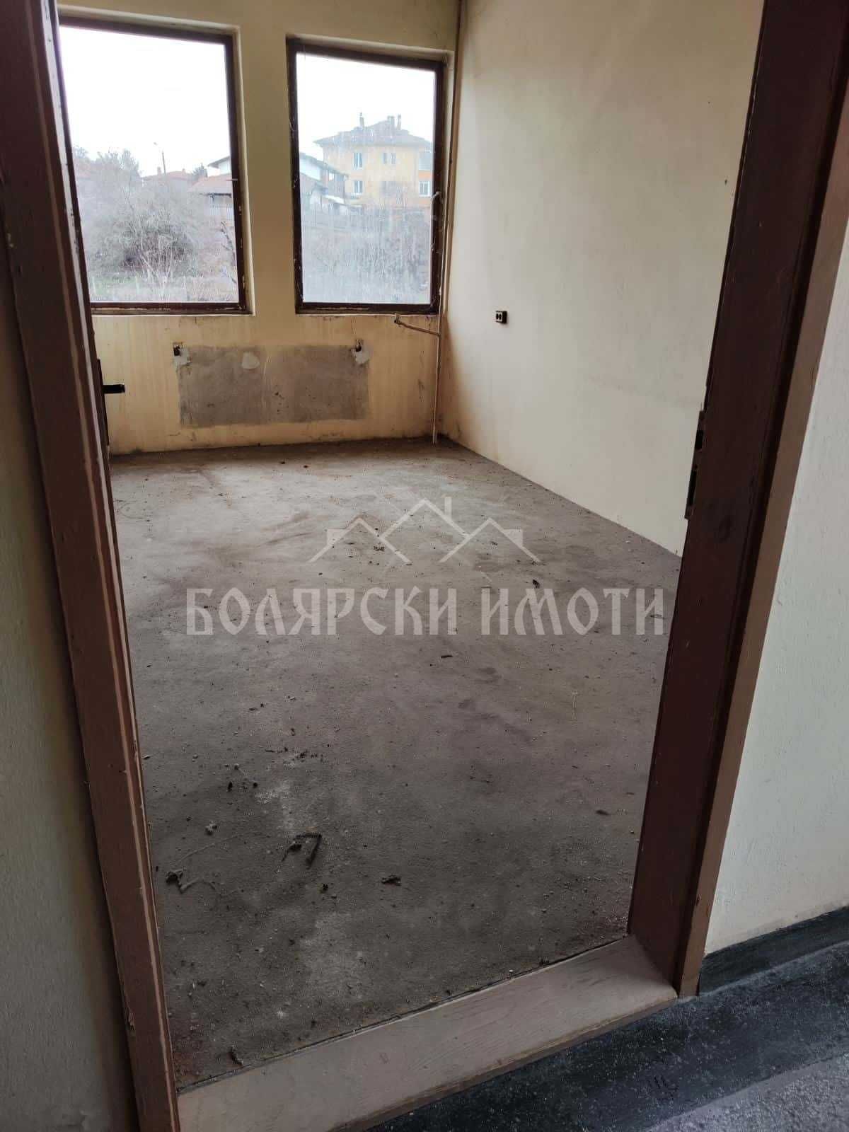 Четиристанаен апартамент в град Дебелец