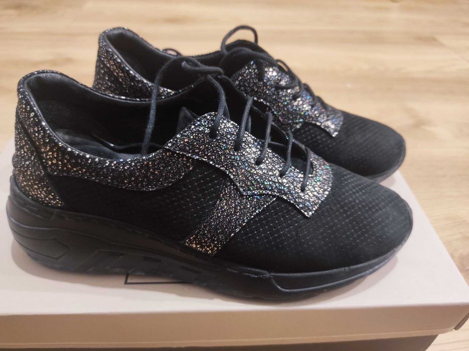 Продавам маратонки те е от кожа