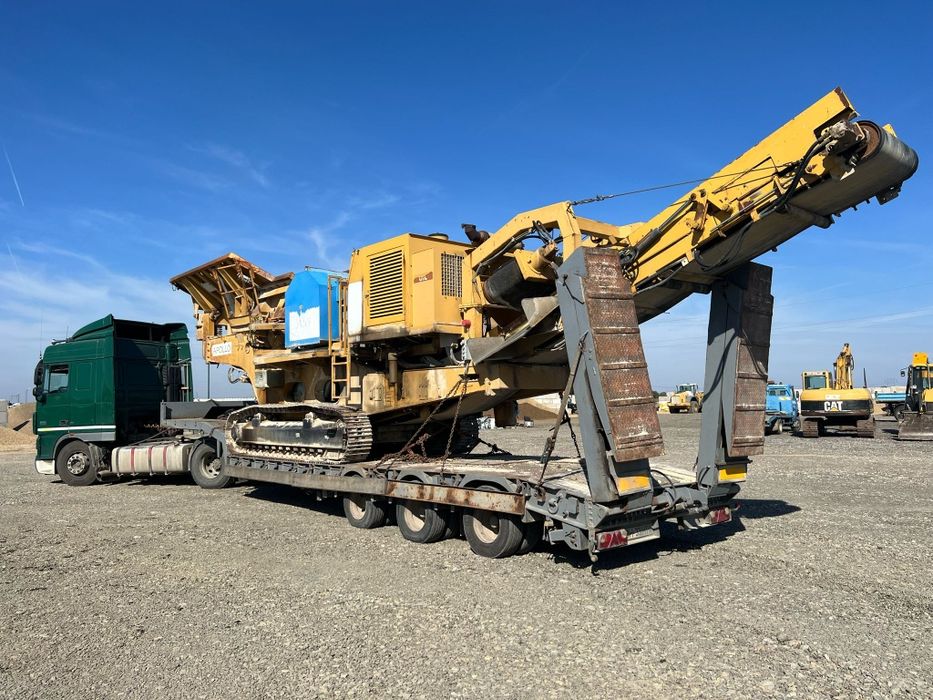 Transport utilaje cu trailer agabaritic pe latime