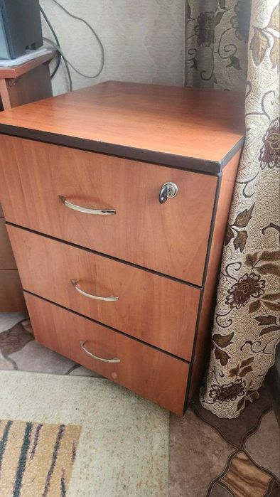 тумбочка (на колесиках) для дома и офиса