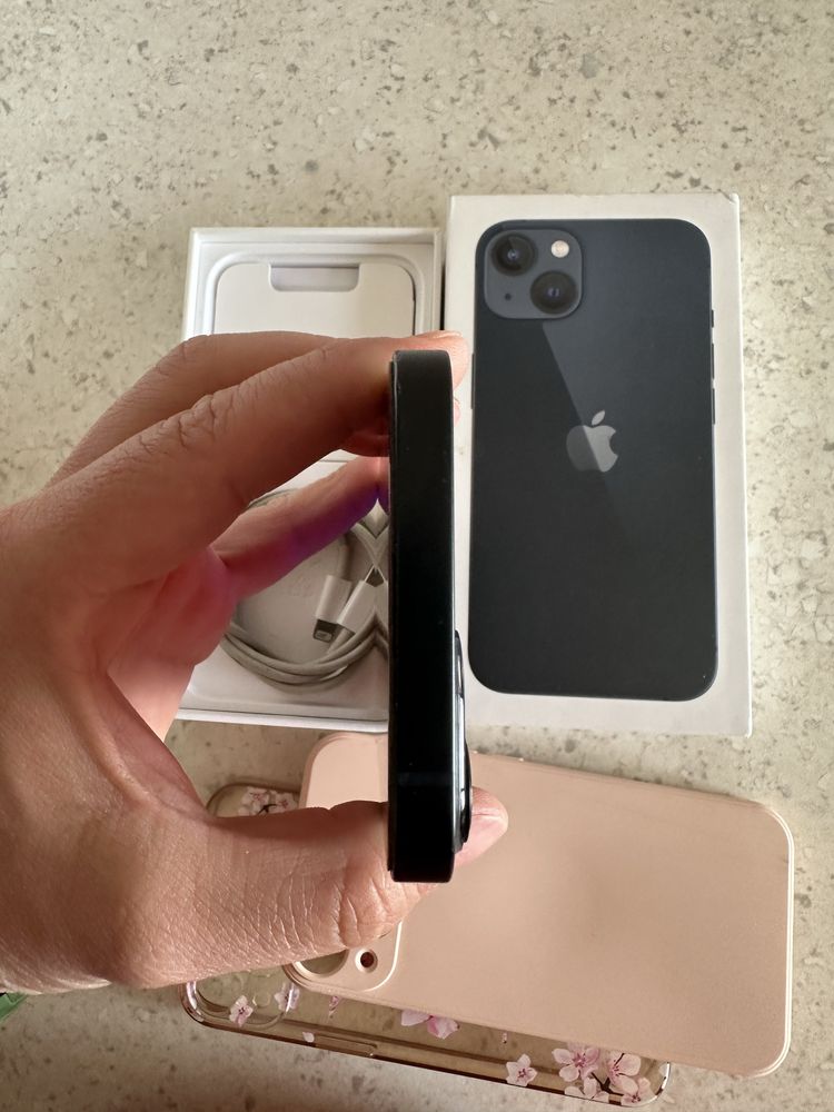 iPhone 13 negru, la cutie cu accesorii