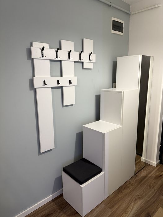 Dulap hol impreuna cu un cuier alb