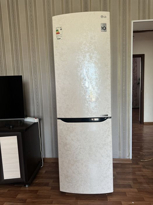 Холодильники два продаются за 42000