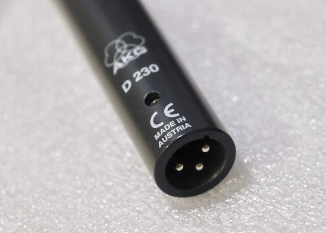 AKG D230 динамичен микрофон за репортери като нов