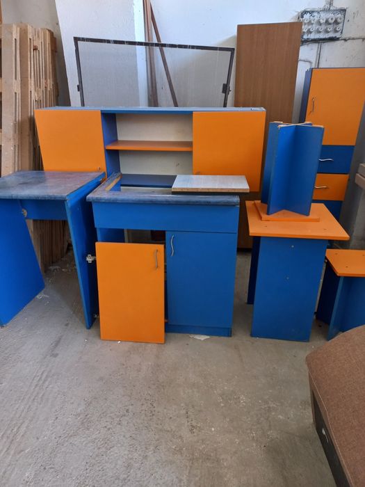 Vand mobila de bucatarie cu doua scaune.