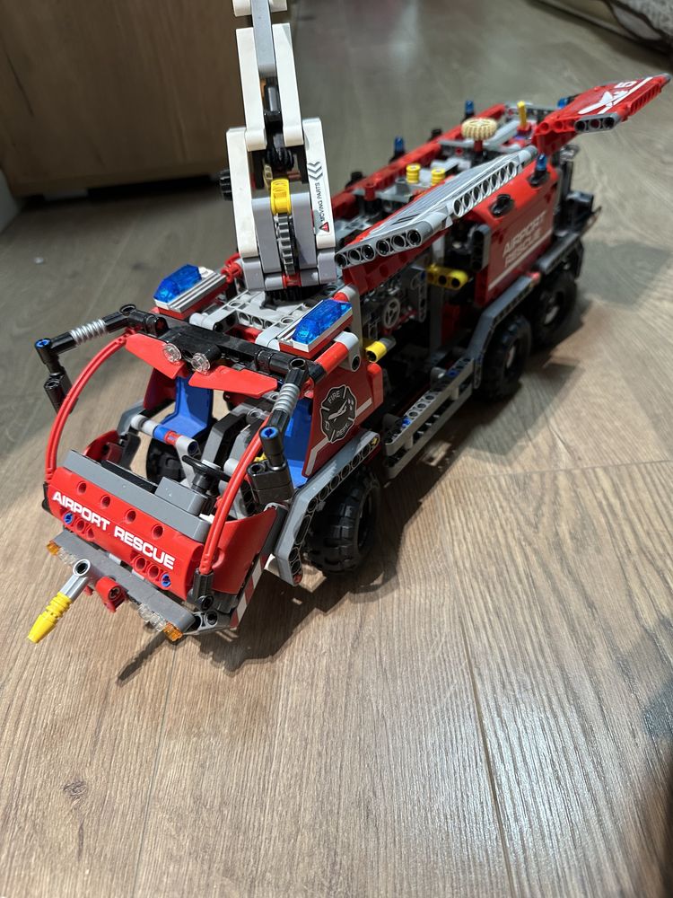 Продам пожарную машину Lego Technic