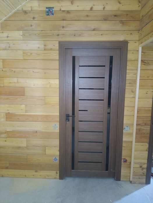 Установка межкомнатных дверей и плинтусов