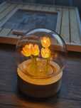 Miniatură florală cu lumină caldă – magie pură în glob de sticlă