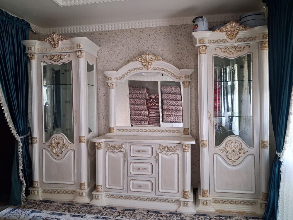 Продается гостинный набор, трюмо с зеркалом и боковые пеналы, стол