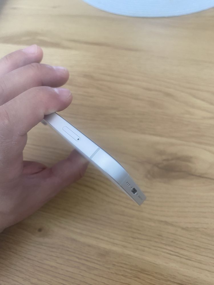 Продавам iphone 16e