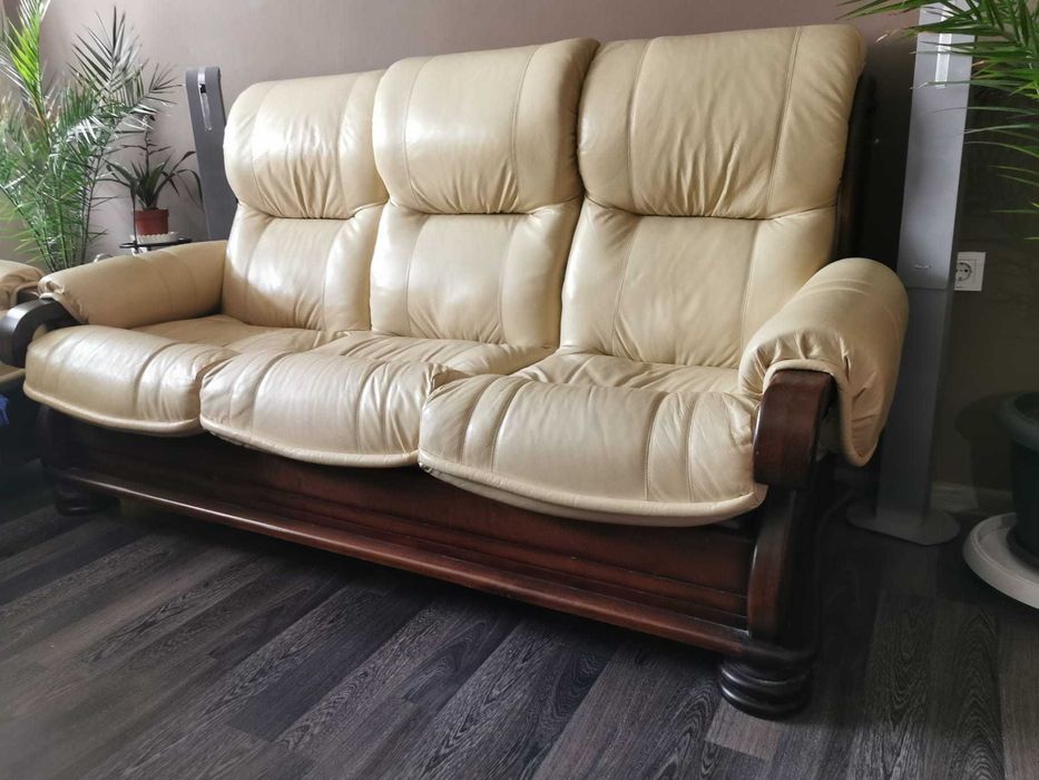 Поръчков кожен диван от масивно дърво