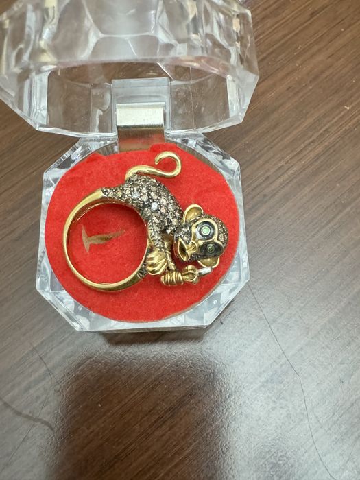 Продаю кольцо 750 пробы Италия! 15 грамм бриллианты шампань и изумруды