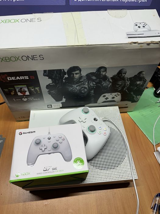 Xbox One S 1TB+12 игр  1 джойстик