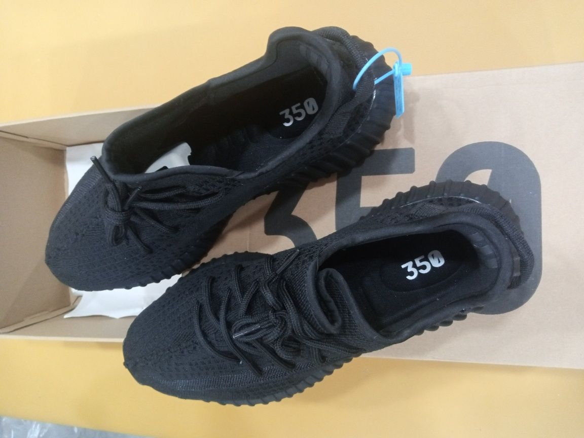 новые Adidas yeezy 350, размер 45-46,