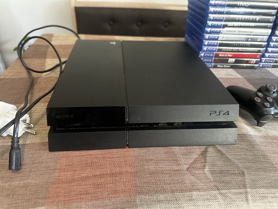 PS4 CUH-1003A + 22 игри + 2 контролера в перфектно състояние!