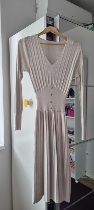 Vand rochie crem de zi, noua, eleganta!