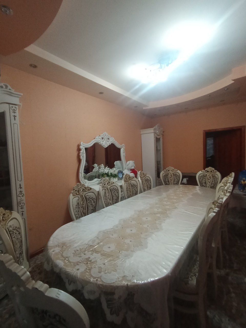 Mehmonxona uchun stol va stullar sotiladi