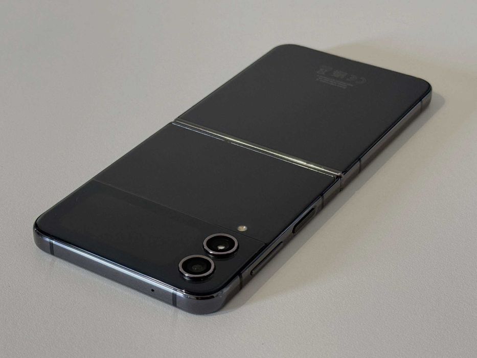 Бартер! Samsung Galaxy Flip 4 Graphite (Черен)